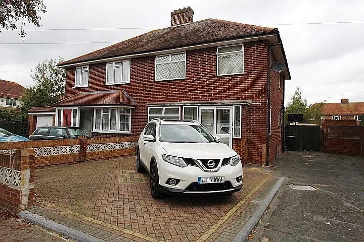 House Townson Avenue in Greater London