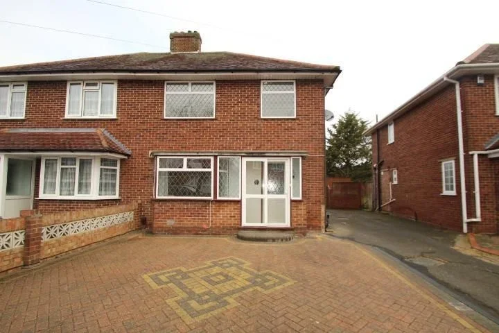 House Townson Avenue in Greater London