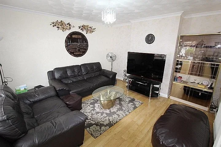 House Townson Avenue in Greater London