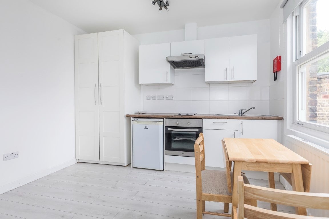 Flat Warwick Road in Greater London