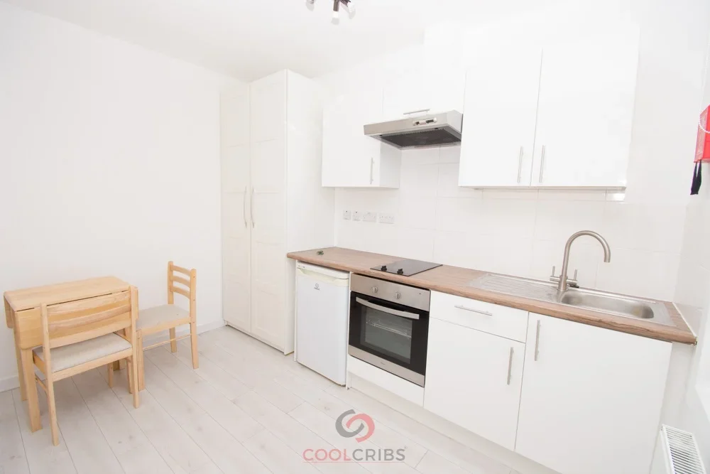 Flat Warwick Road in Greater London