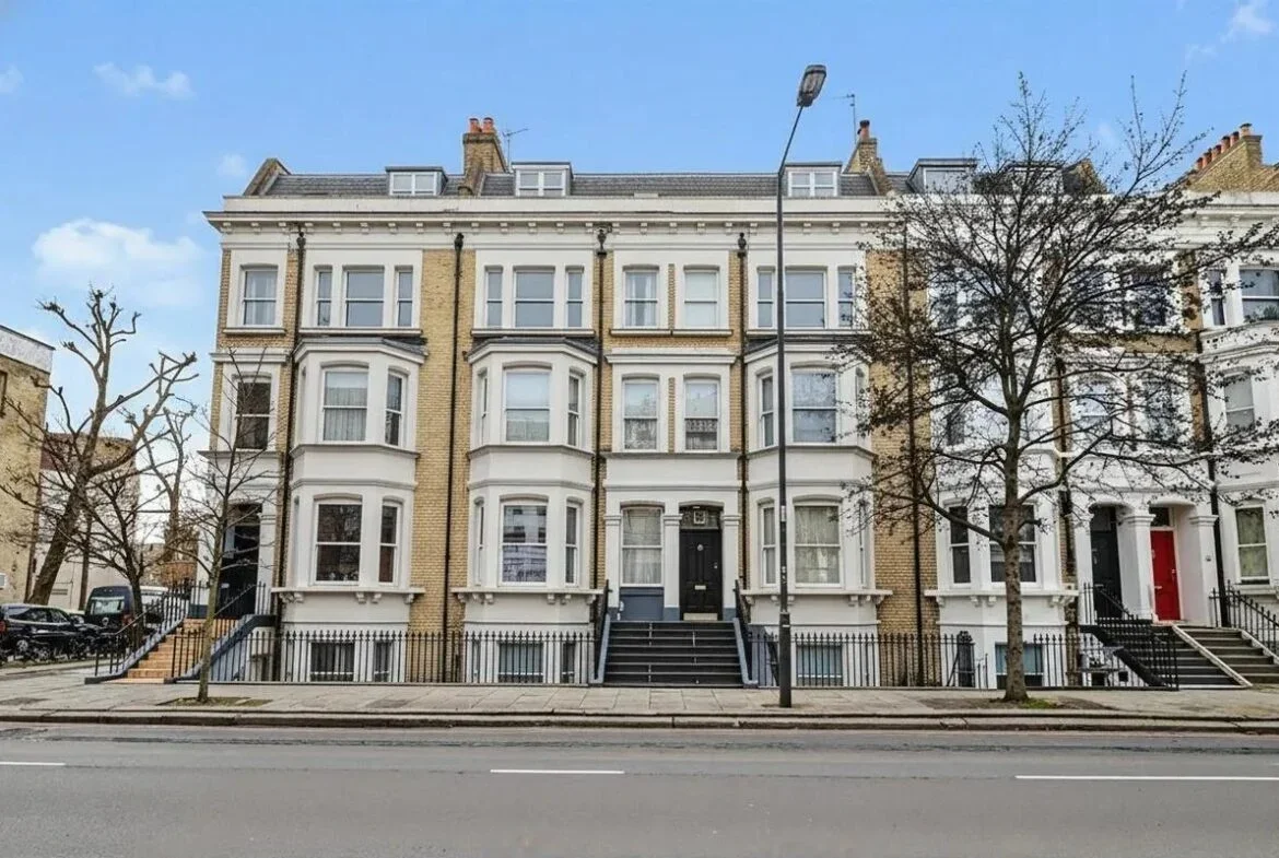 Flat Warwick Road in Greater London