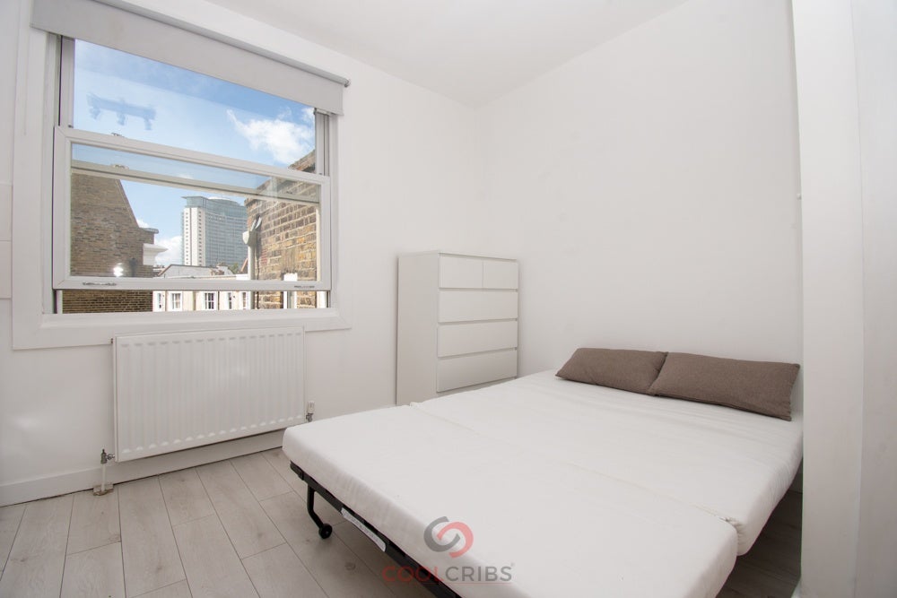 Flat Warwick Road in Greater London