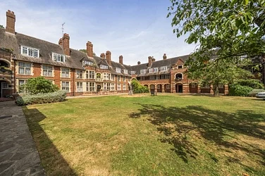 Flat Meadway Court in Greater London
