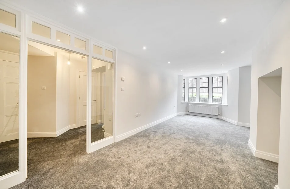 Flat Meadway Court in Greater London