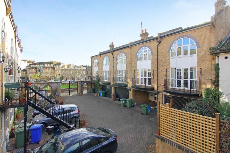 Room Melford Court in Greater London
