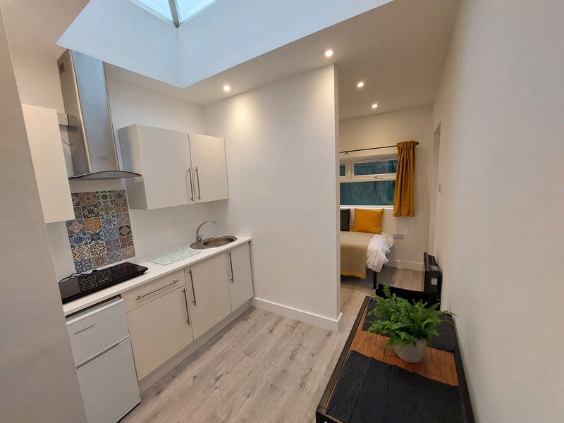 Flat Saint Whytes Road in Bristol