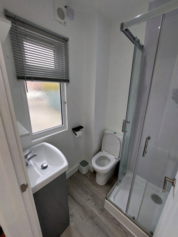 Flat Saint Whytes Road in Bristol