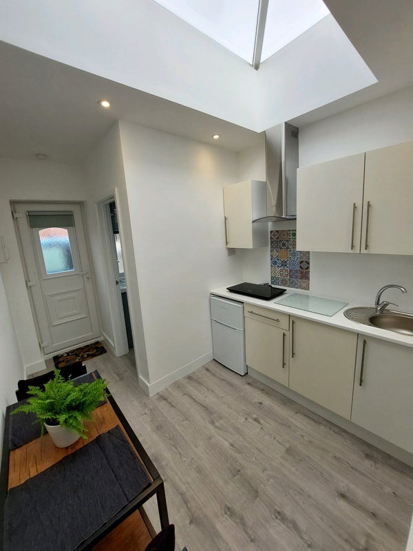 Flat Saint Whytes Road in Bristol