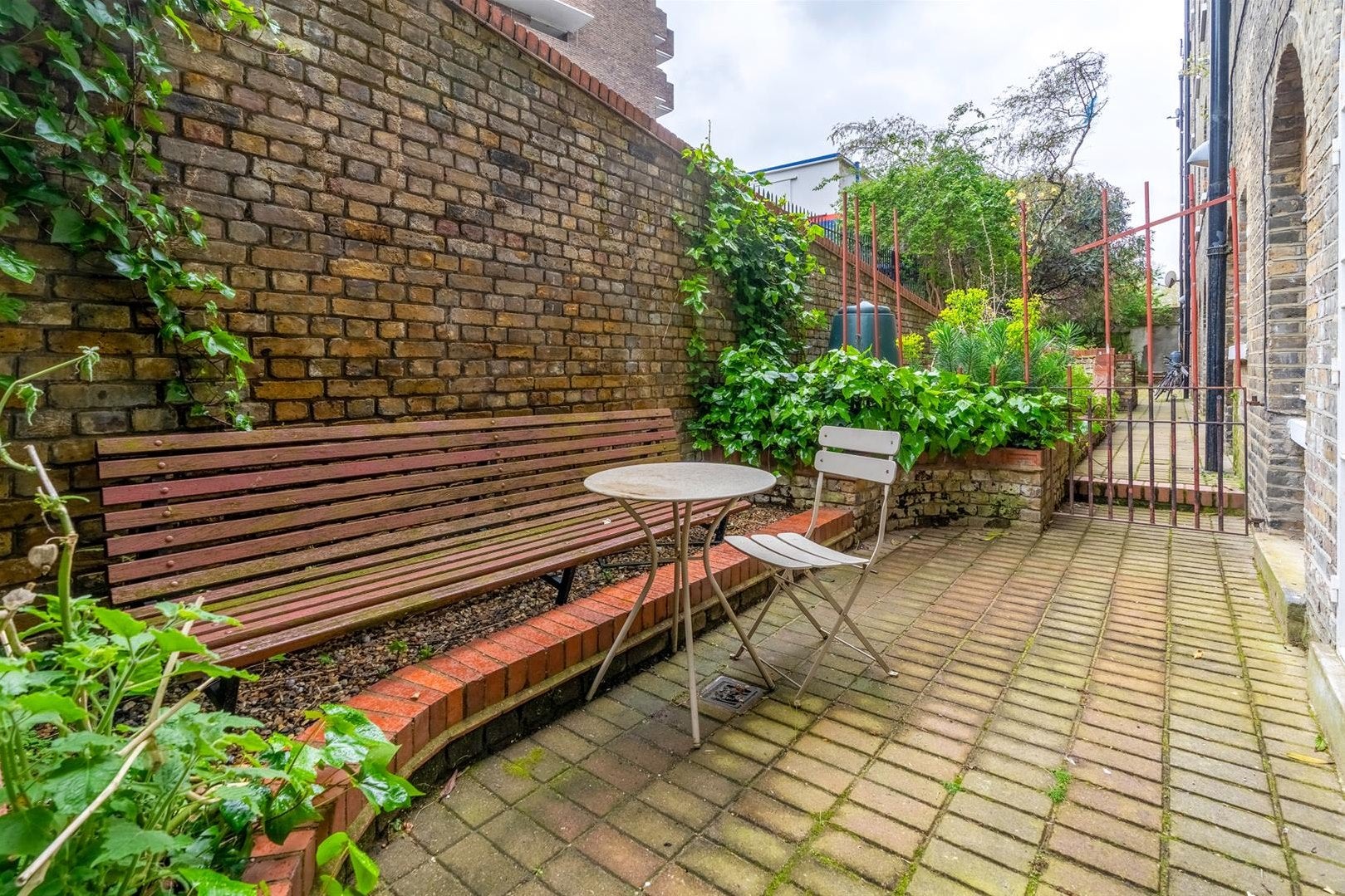 Flat Rawstorne Street in Greater London
