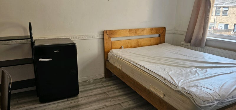 Room Asland Road in Greater London