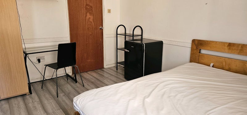 Room Asland Road in Greater London