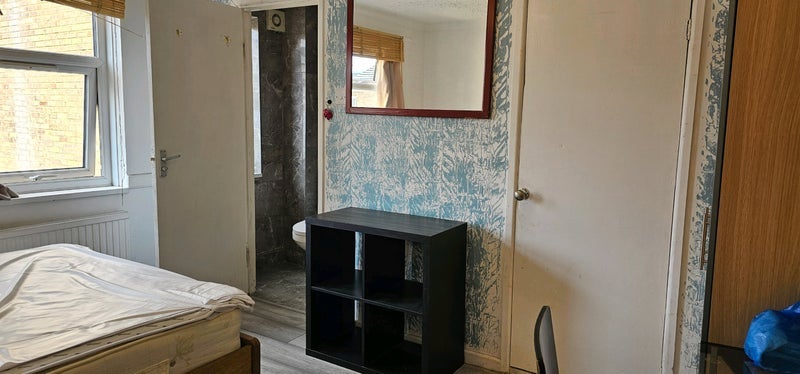 Room Asland Road in Greater London