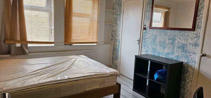 Room Asland Road in Greater London