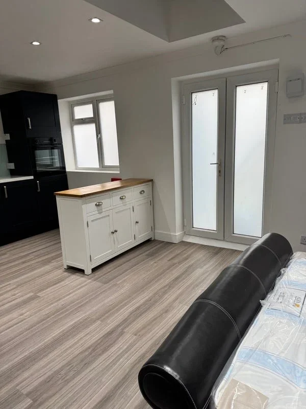 Flat Disraeli Road in Greater London