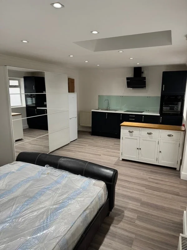 Flat Disraeli Road in Greater London