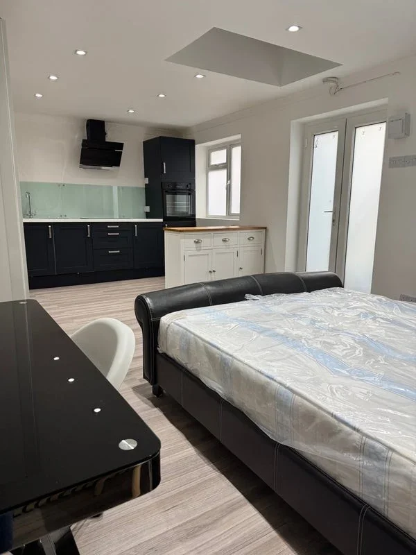 Flat Disraeli Road in Greater London