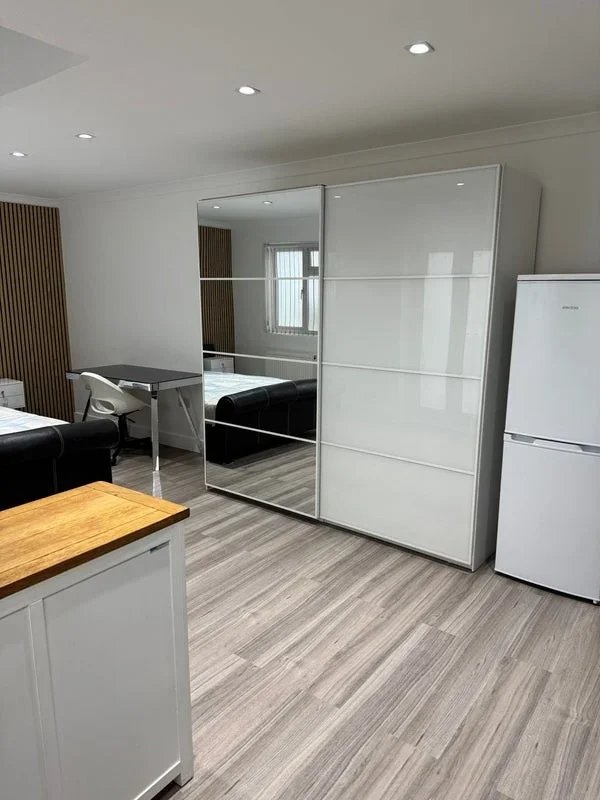 Flat Disraeli Road in Greater London
