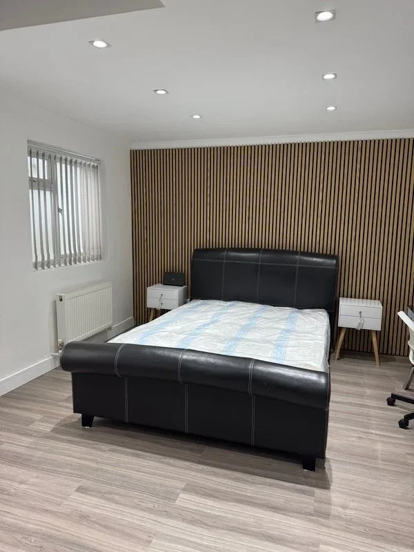 Flat Disraeli Road in Greater London