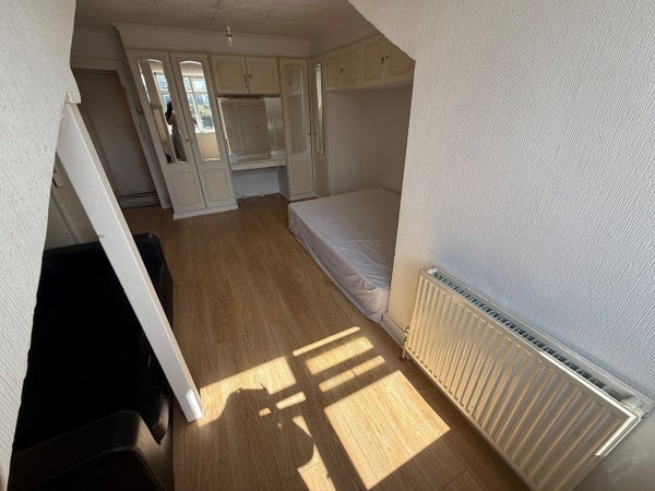 Flat Lower Addiscombe Road in London