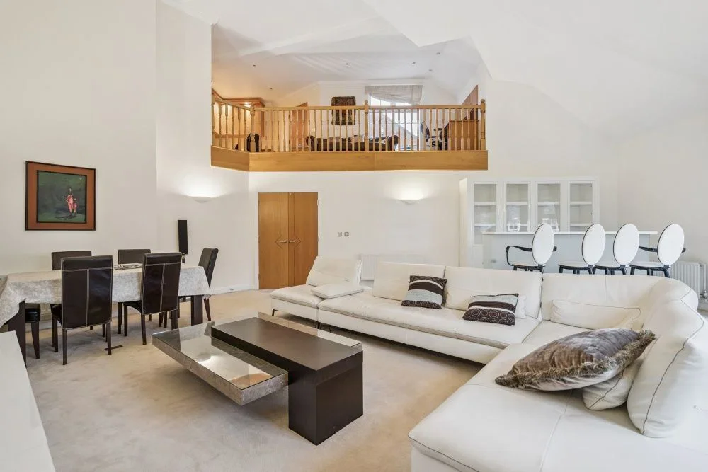 Flat Eastcote Road in Greater London