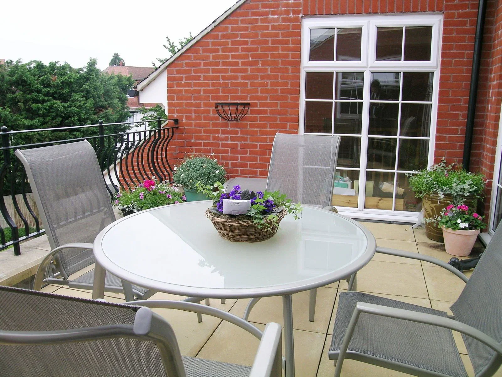 Flat Eastcote Road in Greater London
