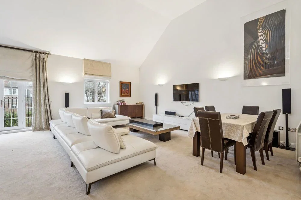 Flat Eastcote Road in Greater London