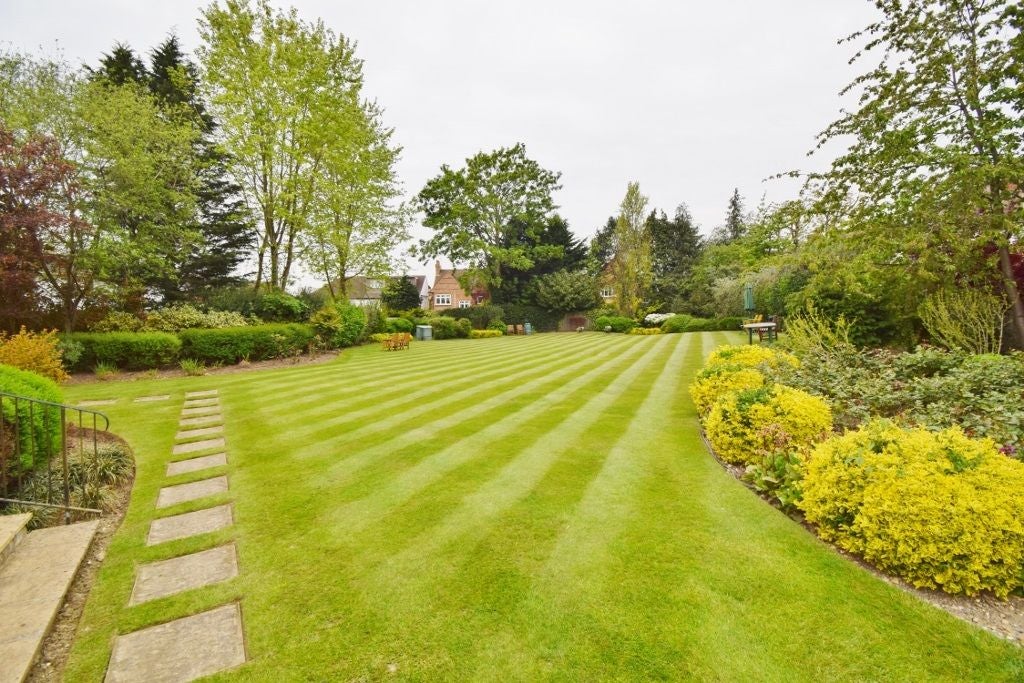 Flat Eastcote Road in Greater London