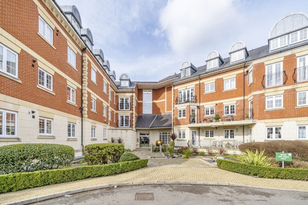 Flat Eastcote Road in Greater London