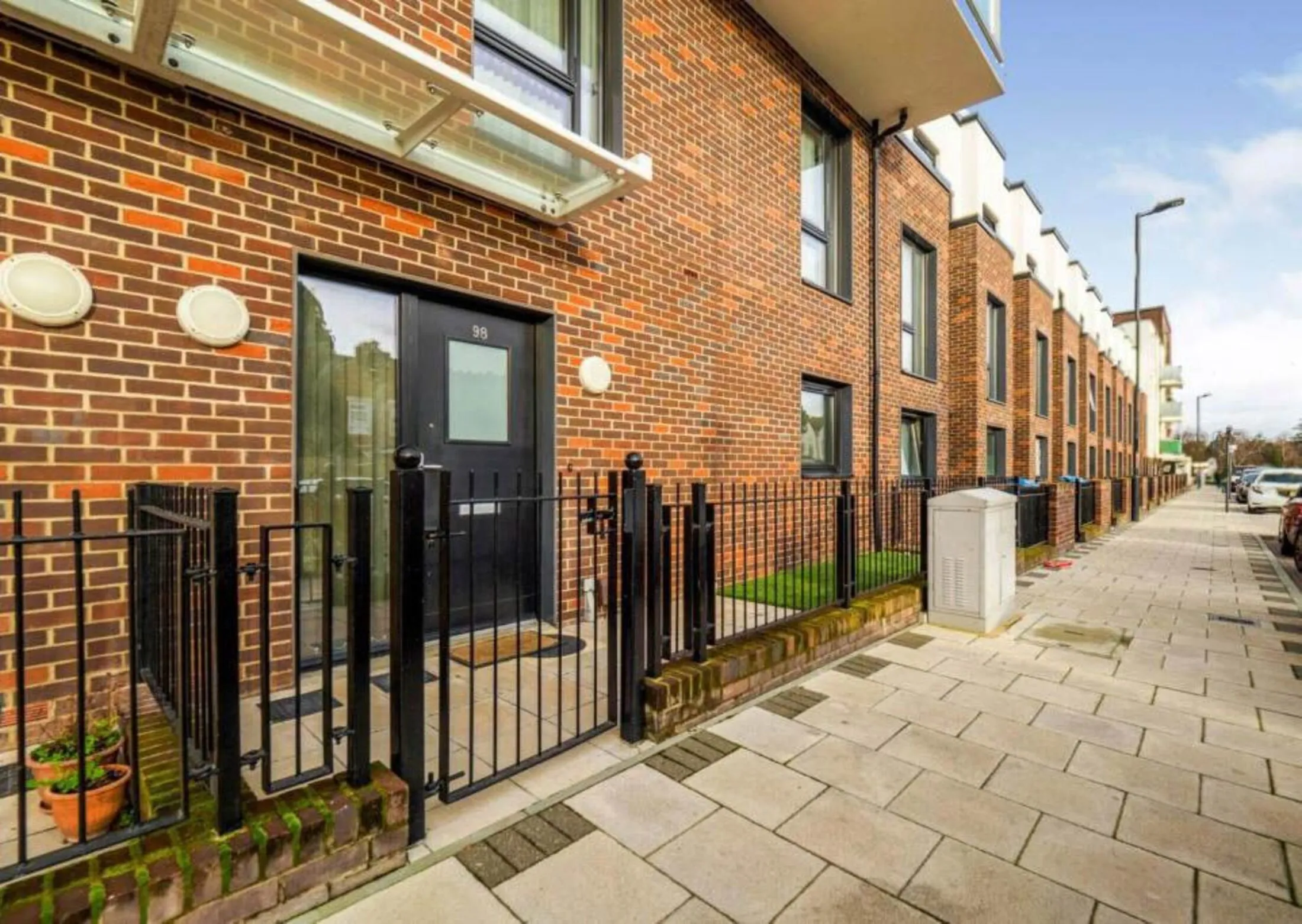 Flat Fishers Way in Greater London