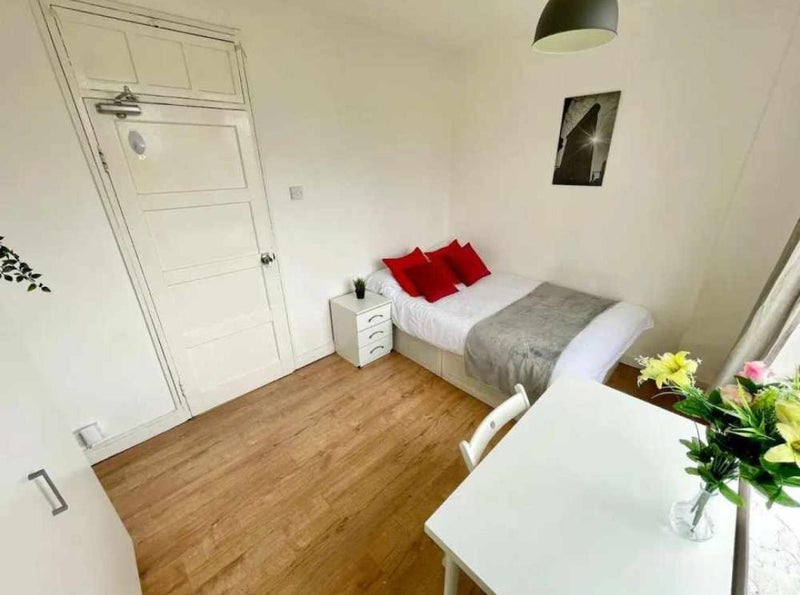 Room Bedford Road in Greater London