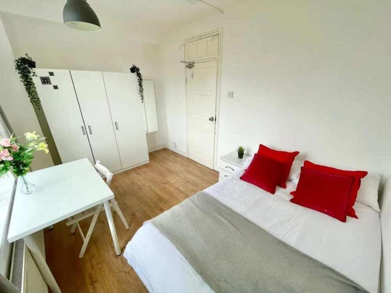 Room Bedford Road in Greater London