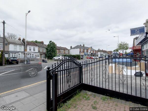 Flat Green Lane in Greater London