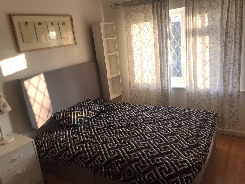 Room Taylor's Green in Greater London