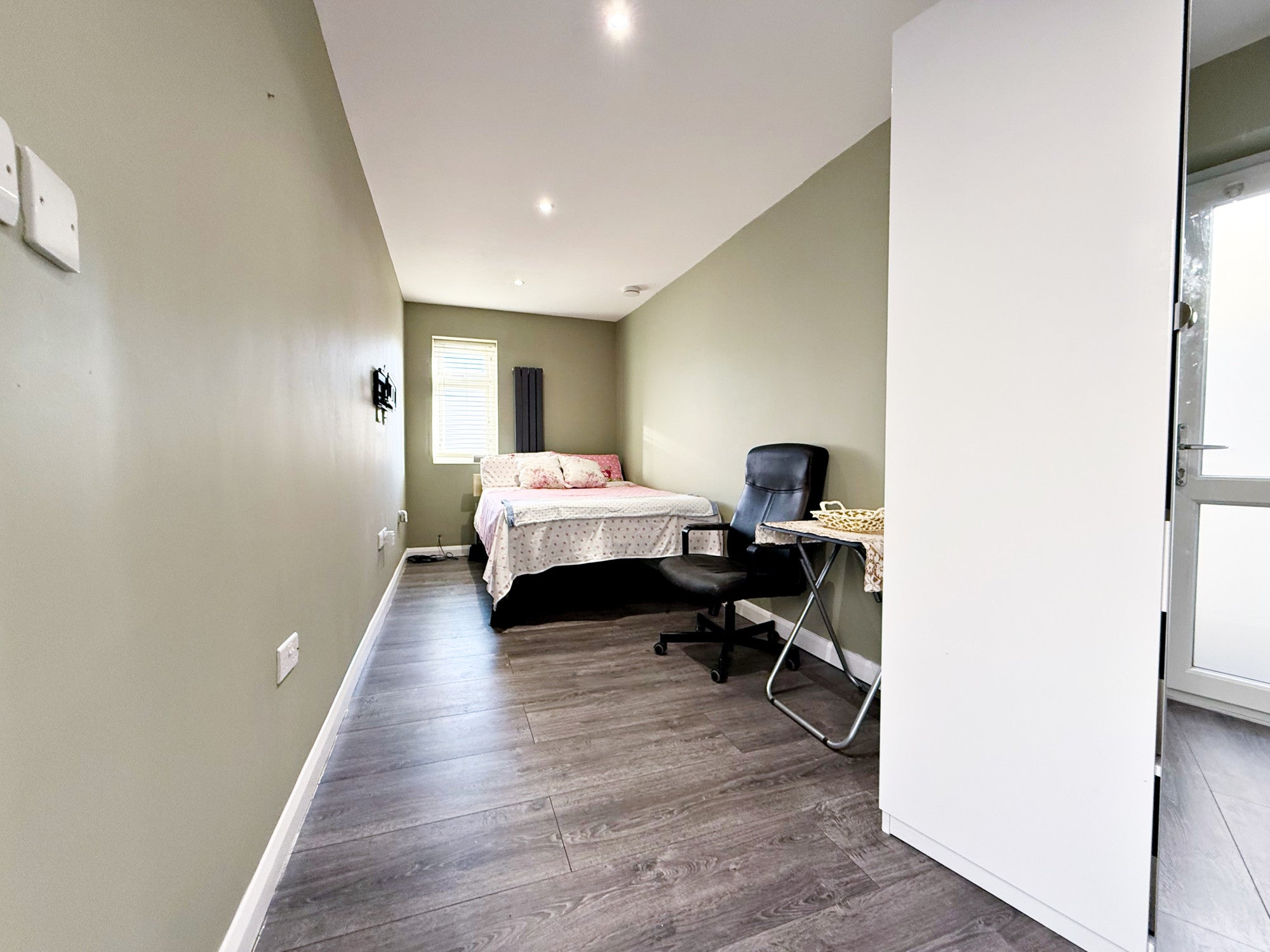 Room Vicarage Farm Road in London