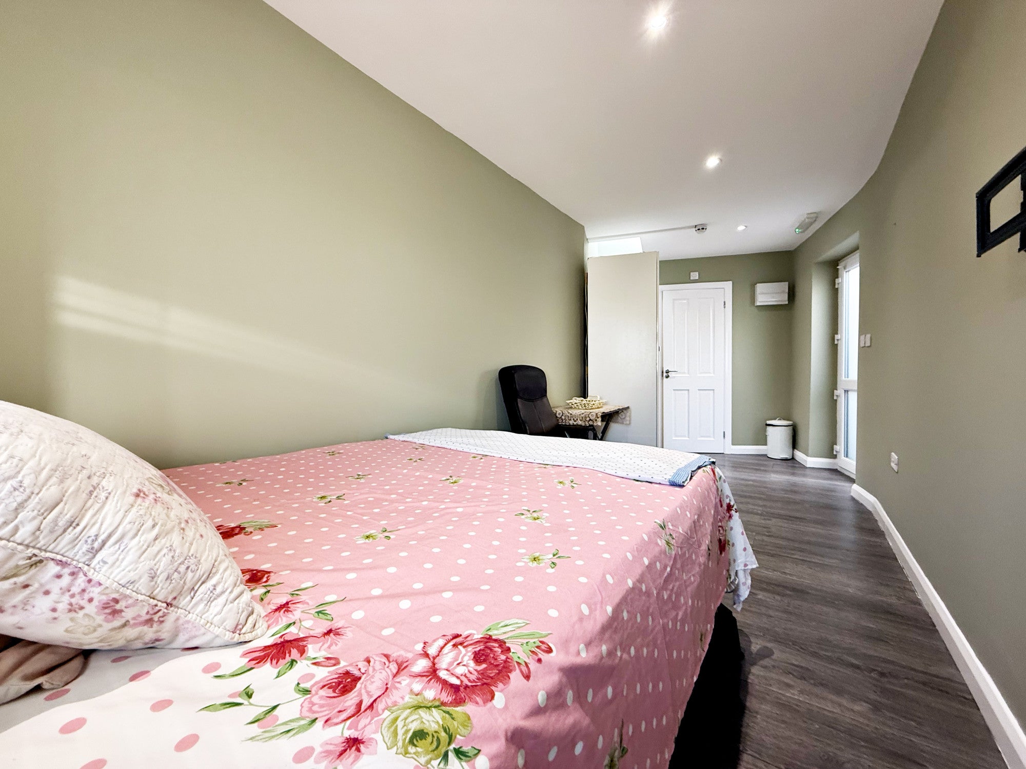 Room Vicarage Farm Road in London