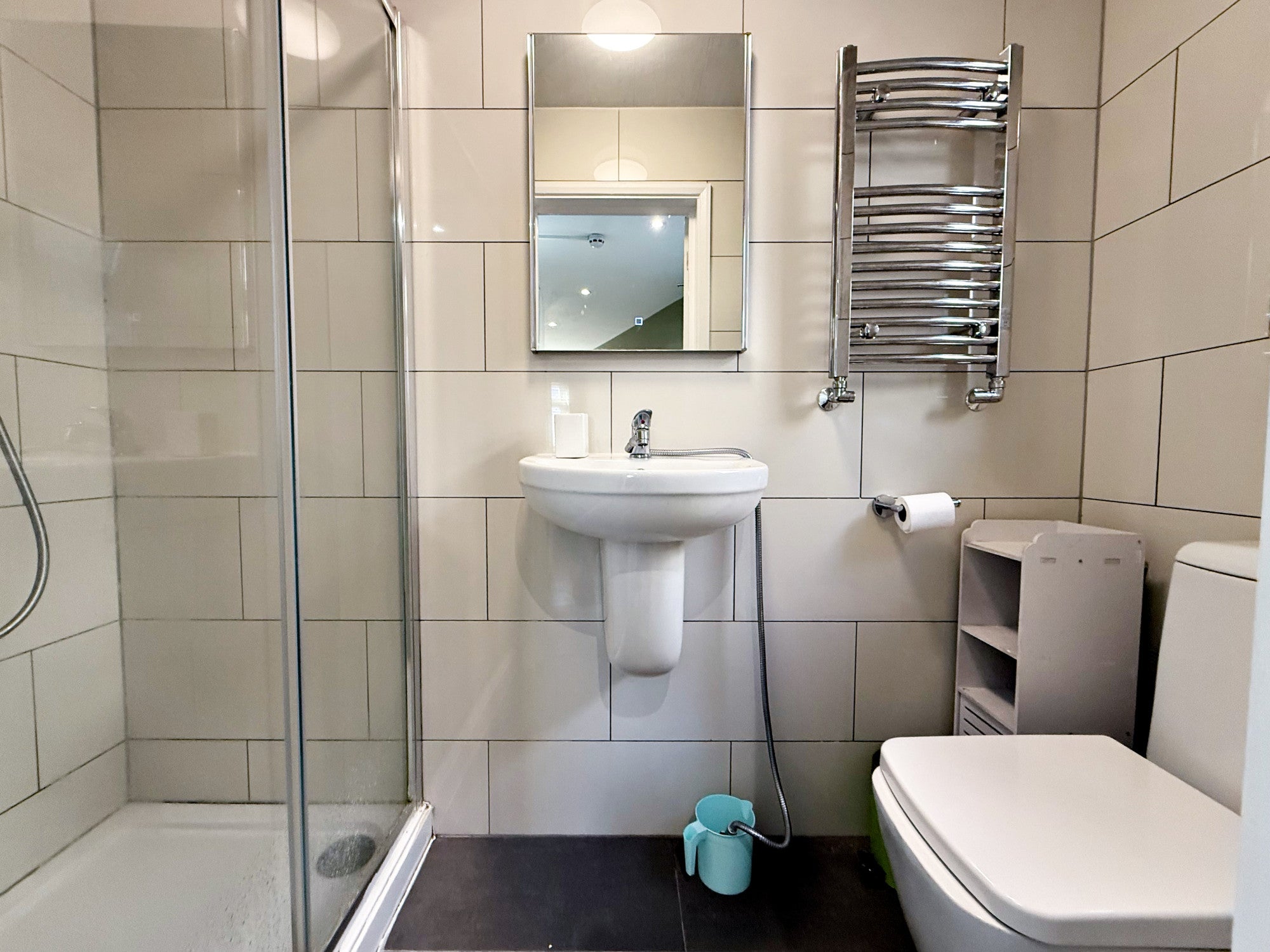 Room Vicarage Farm Road in London