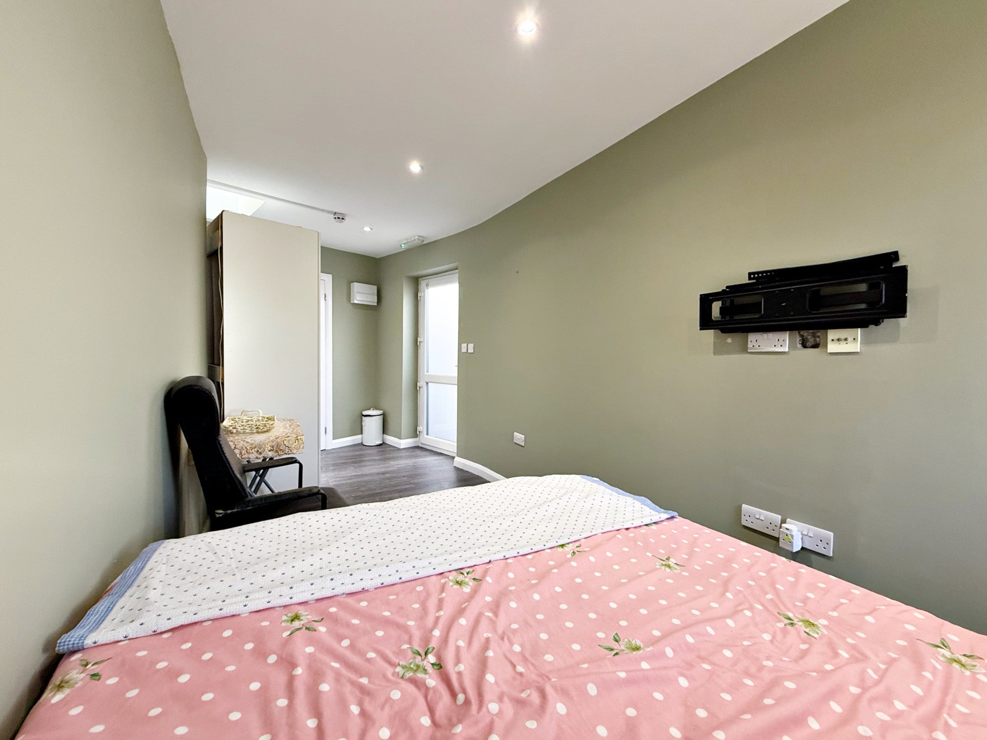 Room Vicarage Farm Road in London