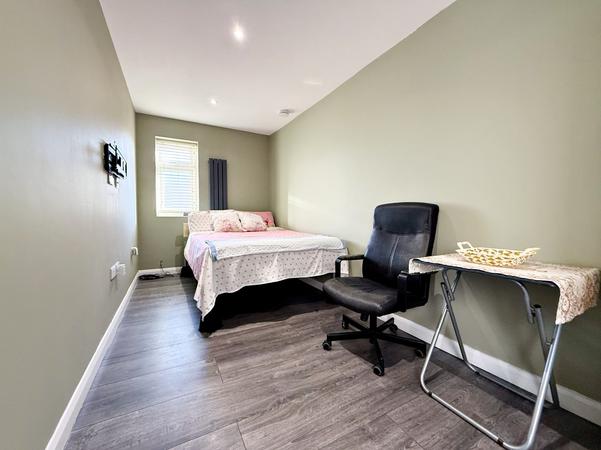 Room Vicarage Farm Road in London