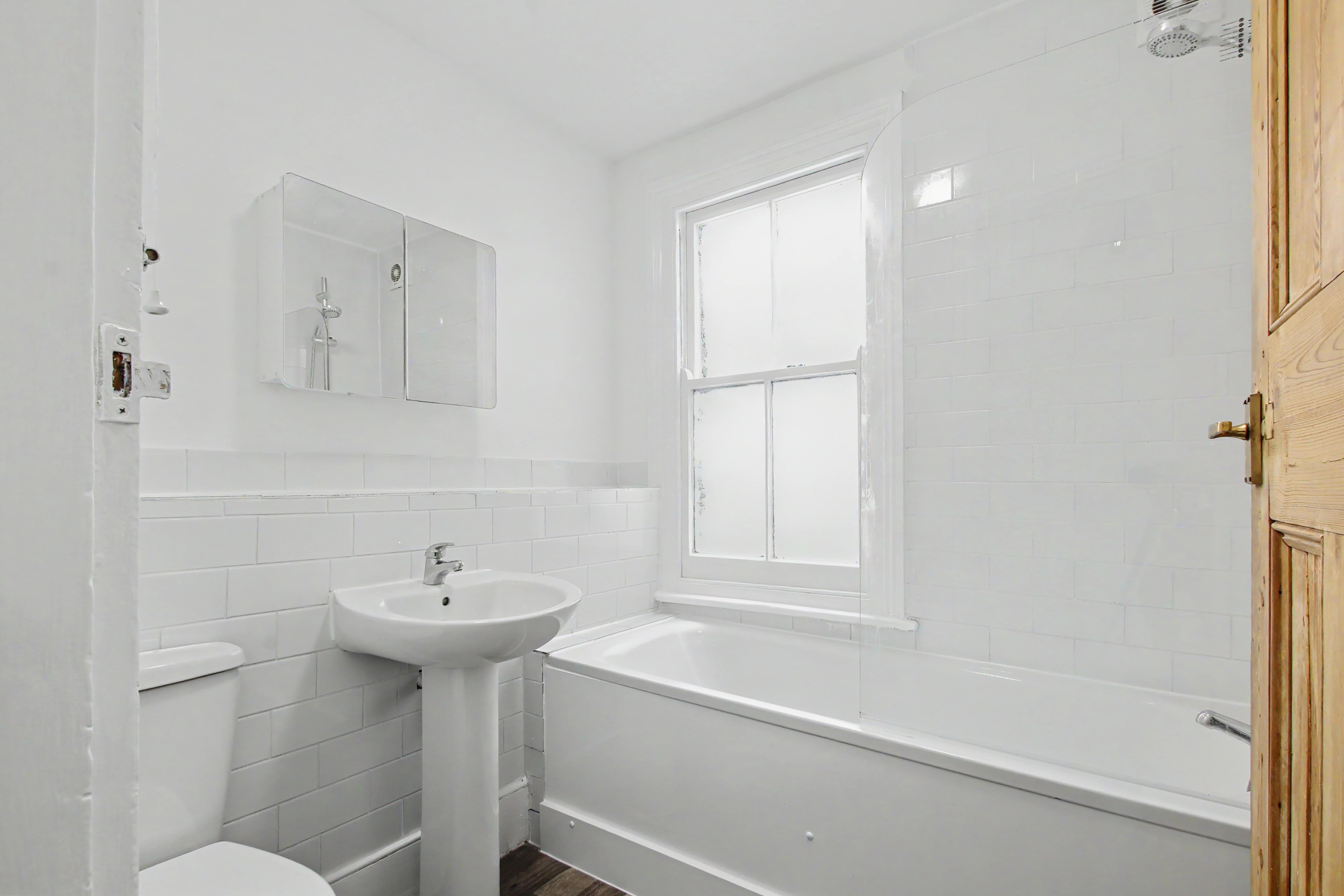 Flat Lynette Avenue in Greater London