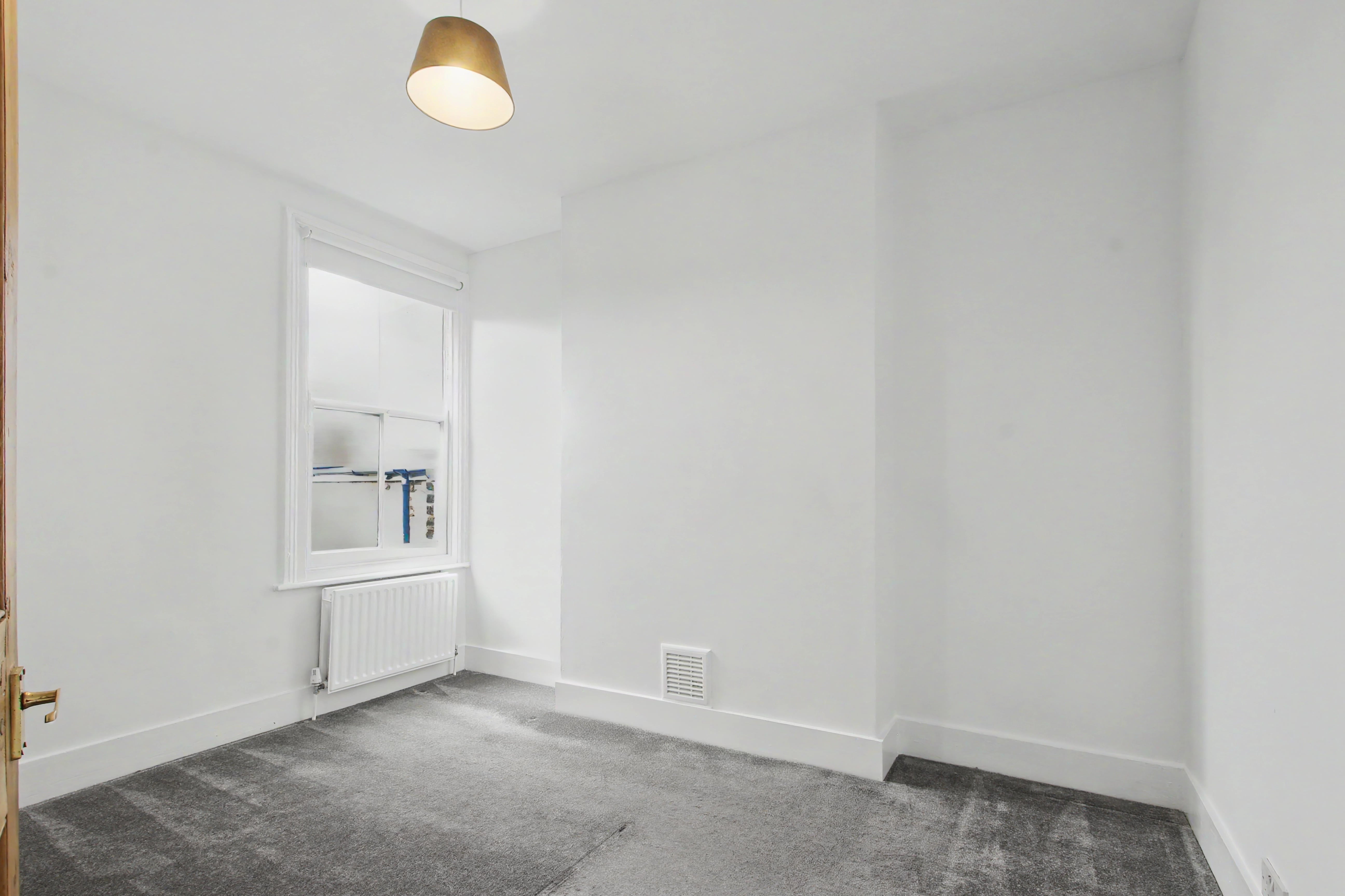 Flat Lynette Avenue in Greater London