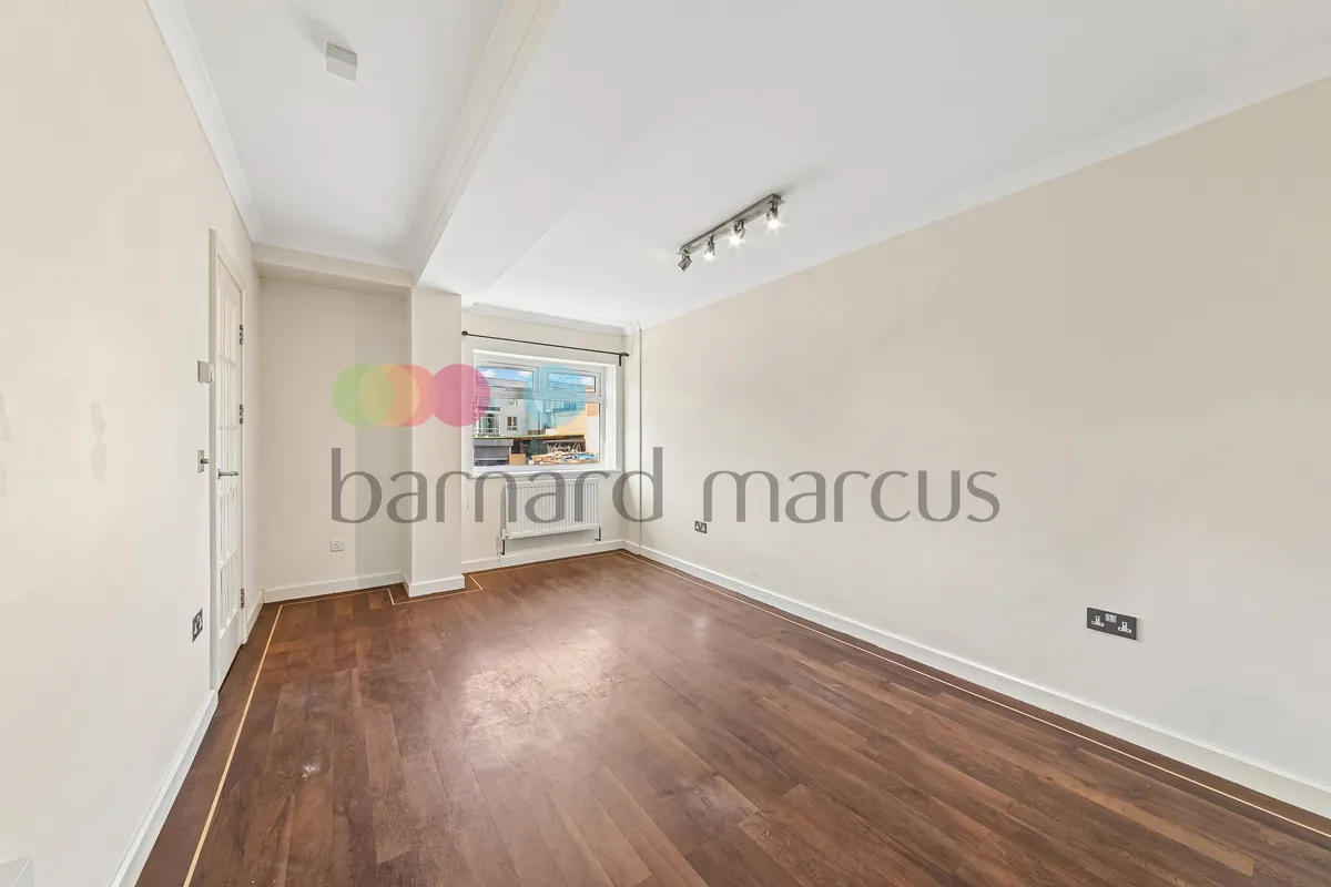 Flat Earlswood Avenue in Greater London