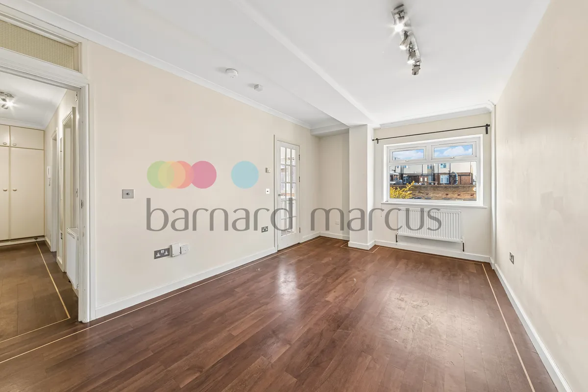 Flat Earlswood Avenue in Greater London