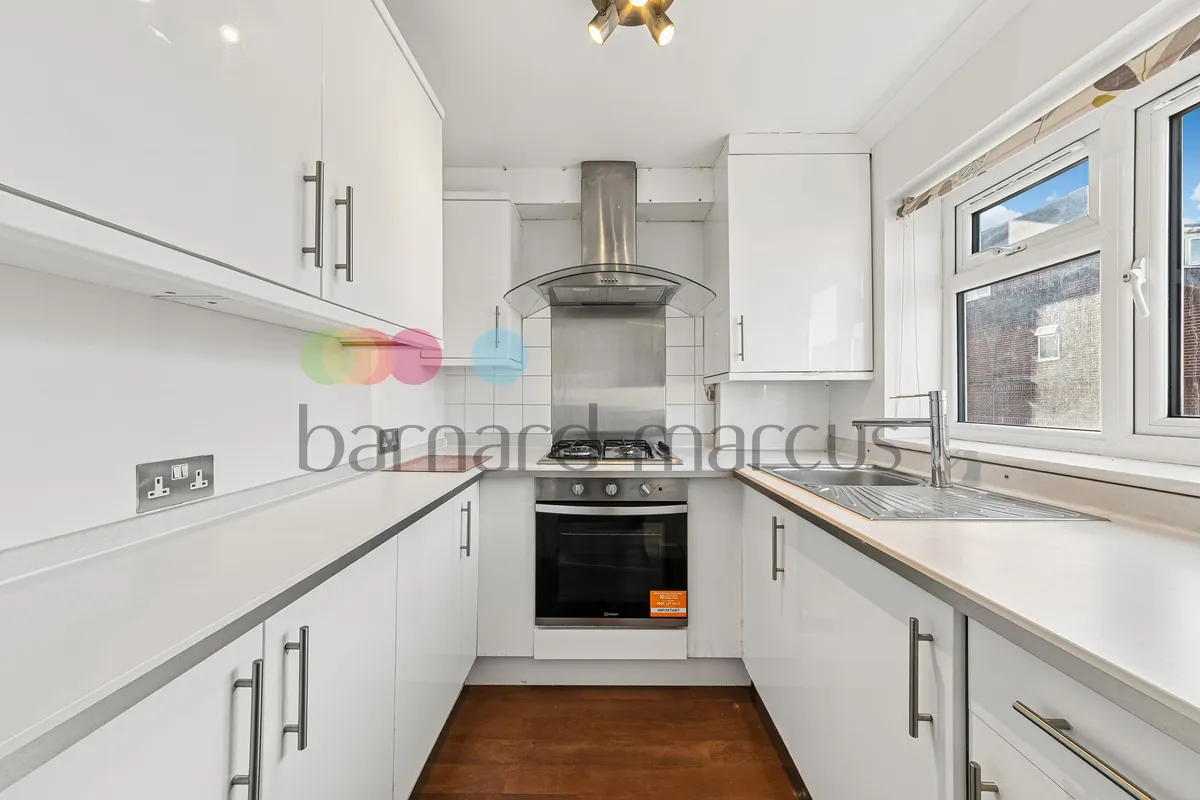 Flat Earlswood Avenue in Greater London