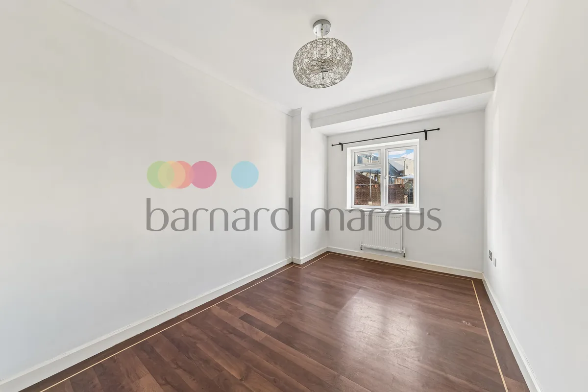 Flat Earlswood Avenue in Greater London
