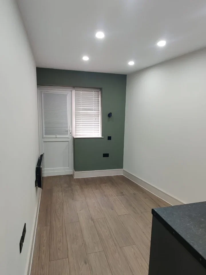 Room Oulton Crescent in Hertsmere