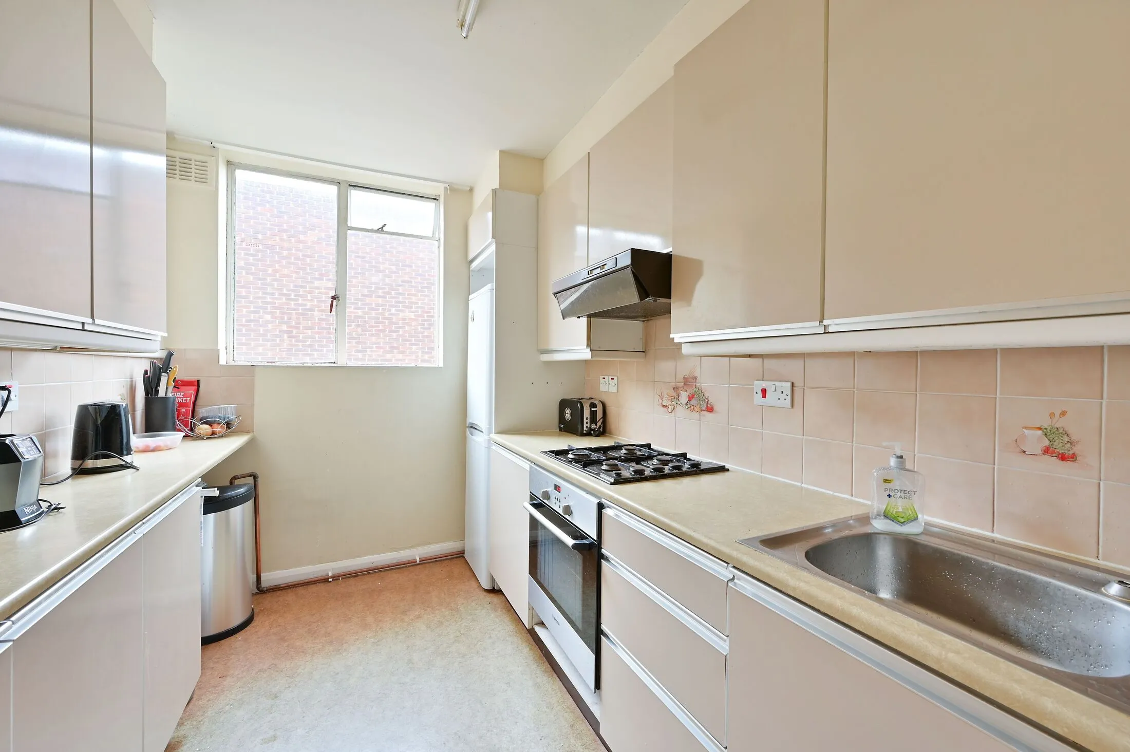 Flat Keswick Road in Greater London