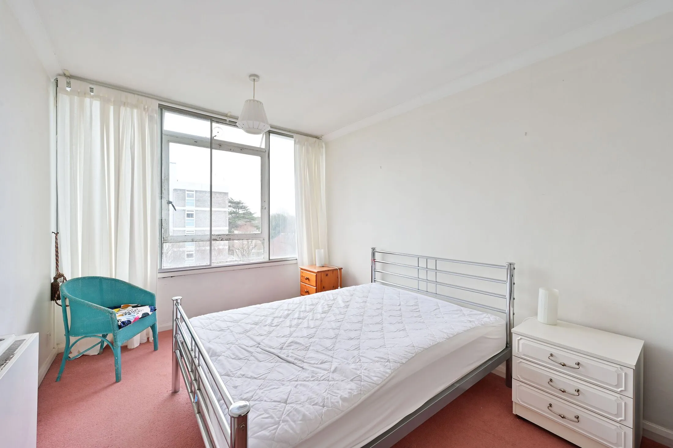 Flat Keswick Road in Greater London