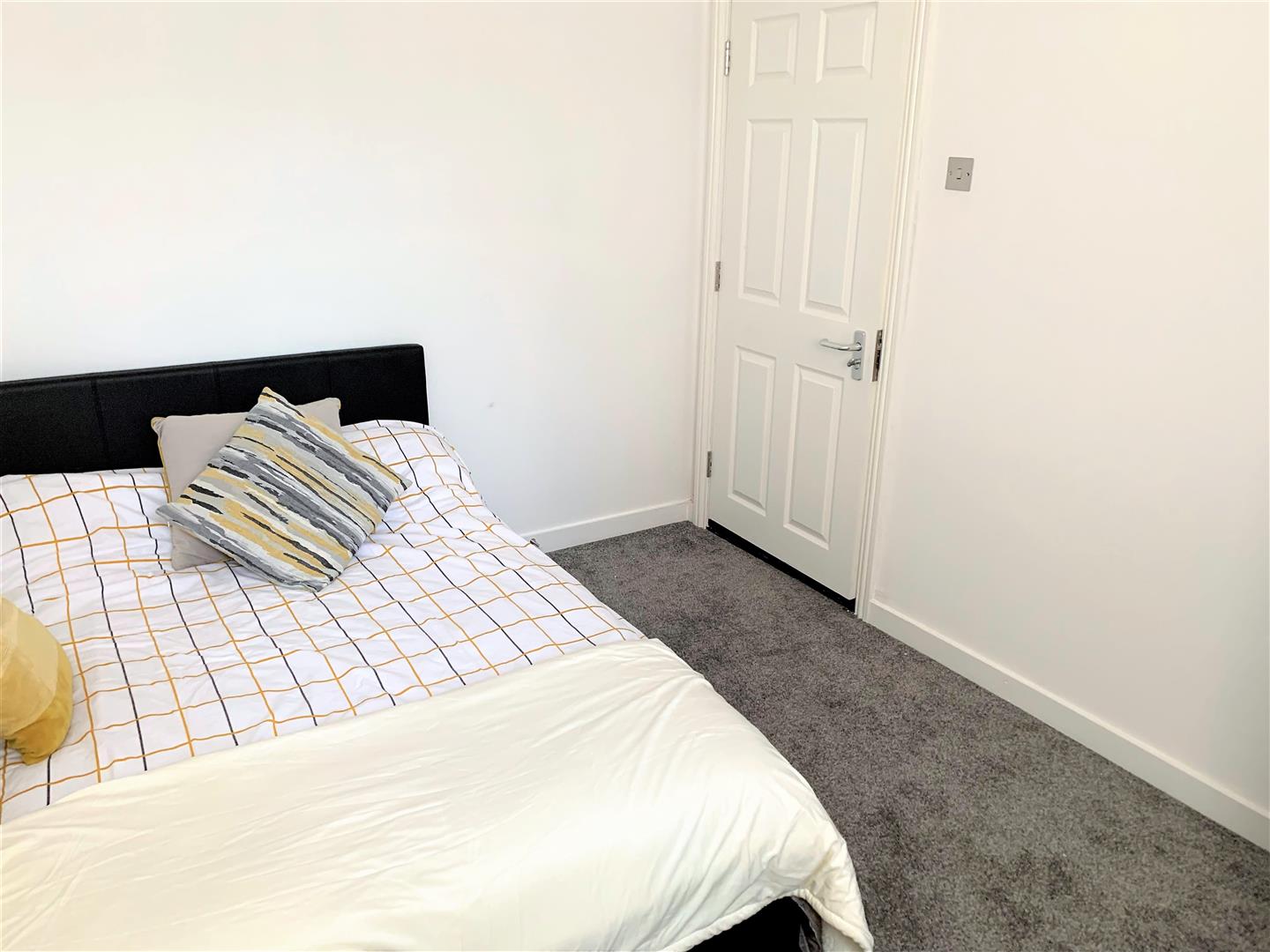 Room Queens Road in Portsmouth