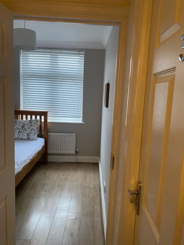 Room Colwood Gardens in Greater London